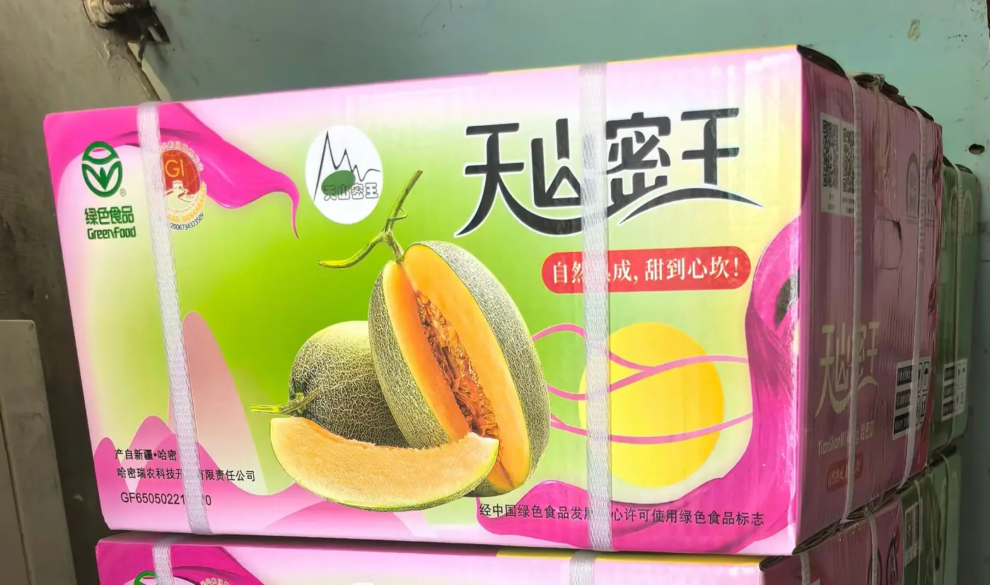 天山密王哈密瓜紙箱與包裝箱嘜實拍。